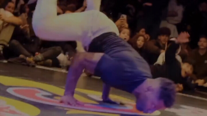 Abang Kulit Hitam dengan Gerakan Street Dance Bertenaga yang Super Sulit