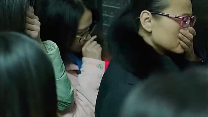 Nghe tiếng gào thét dưới thang máy, vài ngày sau thì bắt đầu bốc mùi lạ.