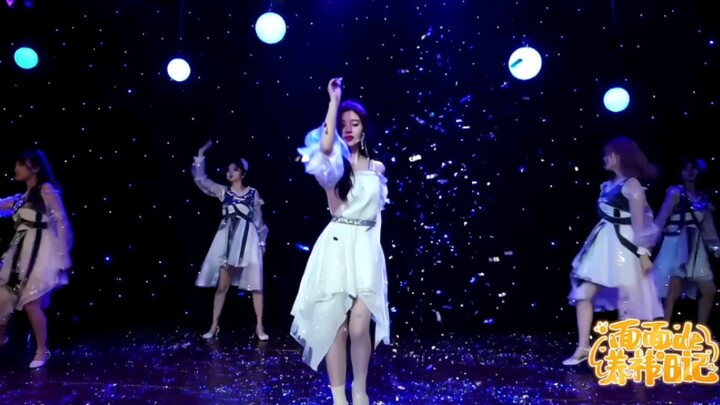 With just a few dozen yuan worth of sequins, you can nail a look that’d normally cost thousands—stil