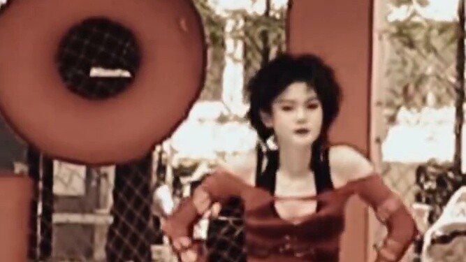 Mẹ tôi đã tham gia chương trình lưu động Dance with Me khi bà còn trẻ. (võ sĩ)