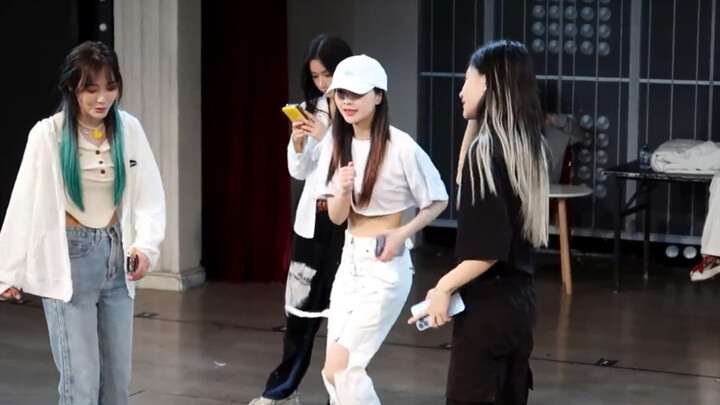 【Cừu đen】Trạng thái giải trí thường ngày thoải mái của dancer khiến người ta khó hiểu｜220729 SNH48 O