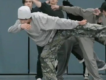 ما هي نوعية حركة الهيب هوب 451؟ لي يونغ تشين يعرفها تمامًا، تصوير مباشر من استوديو التدريب frequency