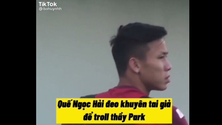 Quế Ngọc Hải Đeo Khuyên Tay Giả Để Troll Thầy Park