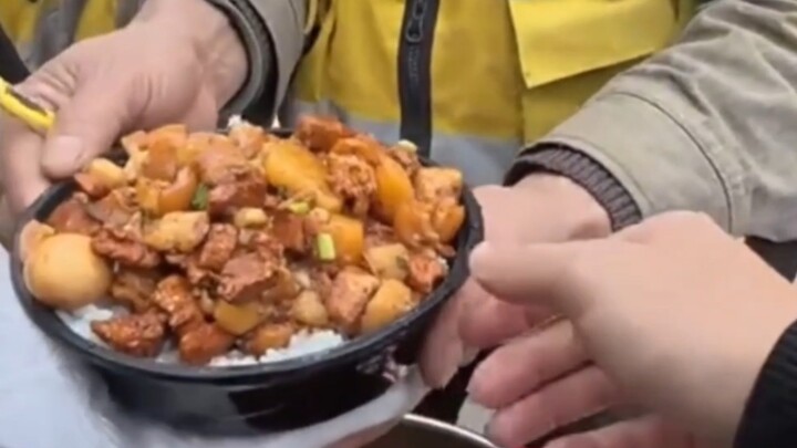 It’s hilarious how they’re already lining up on their own!