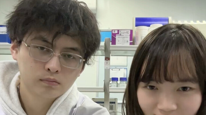 أيها الحُملاء والدكاترة، لا بأس إن لم تستطيعوا الشراء، لكن من فضلكم لا تسخروا!