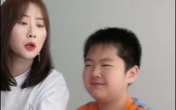 Demi bantu adikku syuting video ini, aku udah ngerampok dia 50 yuan—masuk akal kan???