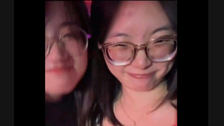 “แฟนสาวที่คบกันแบบห่างไกลและค่อยๆ สนิทของคุณอยู่ที่บาร์”