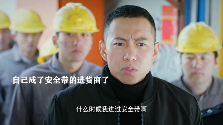 Sư phụ phát hiện ốc an toàn bị tuột, trong cơn nguy cấp liền vội vàng cứu đệ tử, còn bản thân thì rơ