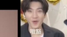 他们是怎么做到每场直播都带着抓马搞笑和甜蜜的,这波结尾陈哥稳定发挥:被cue到自己唱歌立马装卡,听到旧梗还是笑得出画面,月月说鞠躬马上站起来。