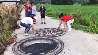 3D painting: What will happen if there is a manhole cover on the road