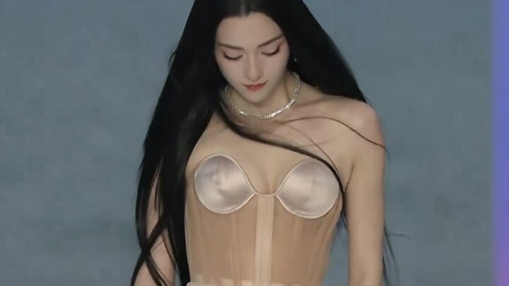 Oh my gosh, what a stunning face! She totally blew me away when she walked onto the red carpet!!