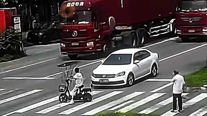 Tập cảnh báo về các vụ tai nạn giao thông do vượt đèn đỏ