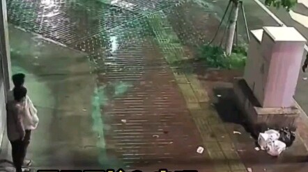 Lại là con nhà ai vậy, đi nhặt rác ngoài đường để ăn…