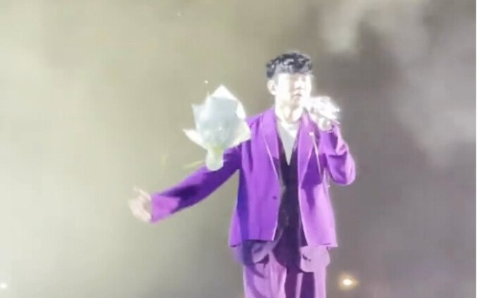 Penonton konser JJ Lin tiba-tiba melempar bunga｜JJ Lin dengan sigap menangkap bunga tersebut