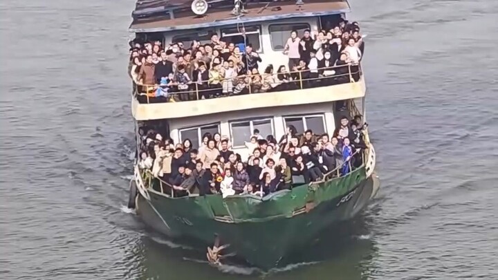 “Orang Korea Selatan naik kapal berwisata di Dandong, Tiongkok” Benar-benar penuh satu kapal!