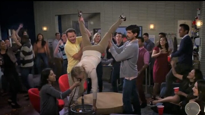2 Broke Girls: Caroline Returns to College, Her "Queen of Waves" Nature Revealed, Hilarious!