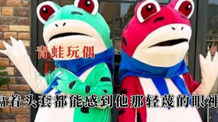 Boneka katak dengan satu ekspresi yang penuh beragam emosi; wajah kataknya penuh kebanggaan—baru kal