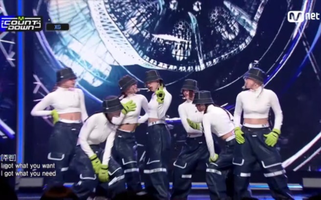 Replicant Dance Troupe?? On-site cameraman: This is a high-end performance. 230216 XG LEFT RIGHT com