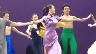 金星老师总是把年轻舞蹈演员推到台前