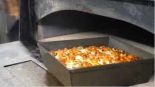 Pizza vuông pho mát giòn tuyệt vời với lớp trên cùng và pho mát #amthuc #monngon