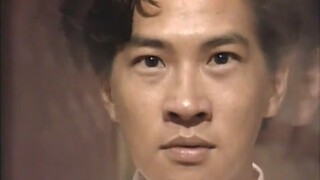 Pemuda itu baru pertama kali main di meja judi dan kebingungan saat mengocok kartu, sedangkan lawann