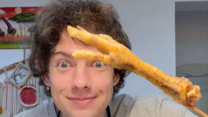 Pukul tiga pagi, aku melihat ada orang yang belum tidur di ruang kebugaran...