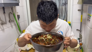 شياو تشيانغ يُعد لزوجته طبقًا شهيًا يُكمل وجبة الأرز، حار ولذيذ بشكل لا يُقاوم.