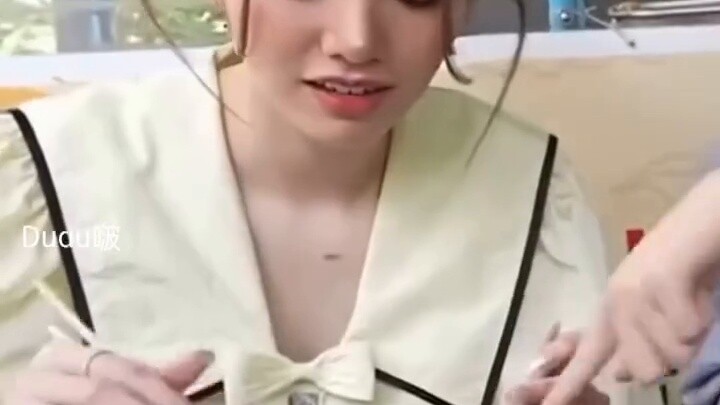Một đứa trẻ được Lingling chăm sóc chu đáo