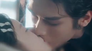 Miliarder dingin acuh pada wanita lain,kecuali adik tiri yang dibesarkannya