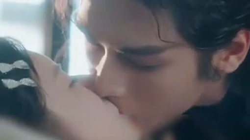 Miliarder dingin acuh pada wanita lain,kecuali adik tiri yang dibesarkannya