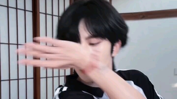 Huang Xing: Wearing the cutest outfit, dancing the coolest dance