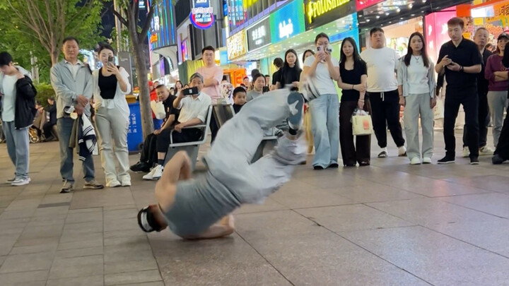Pertunjukan dance kocak di jalanan dimulai, langsung dikerumuni penonton!