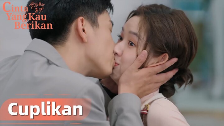 The Love You Give Me | Cuplikan EP25 Baper! Xin Qi Mencium Min Hui di Depan Umum | WeTV【INDO SUB】