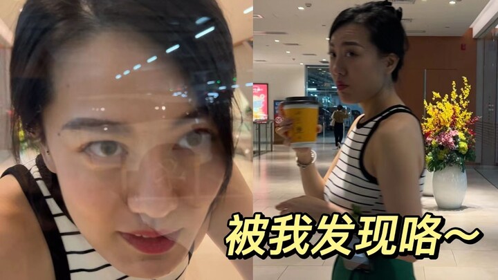 Ai đang lén nhìn tôi, tôi không nói