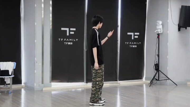 Teacher Yang: Do you kids think my imitation looks just like it?