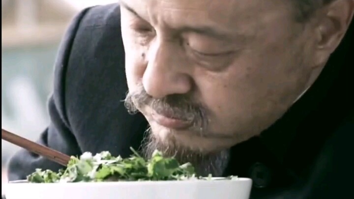 When enjoying lamb paomo, the key is to savor its flavor, inhale its aroma, and appreciate its appea