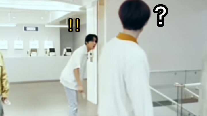 Cười bò luôn, Kai Chan vừa phát hiện sân bóng rổ liền chạy đi gọi Chen Le, ai ngờ Chen Le đang đứng 
