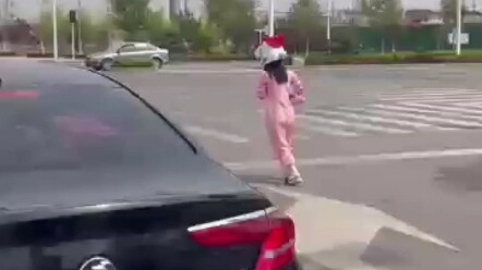 又走一个，安全警告，交通安全第一！