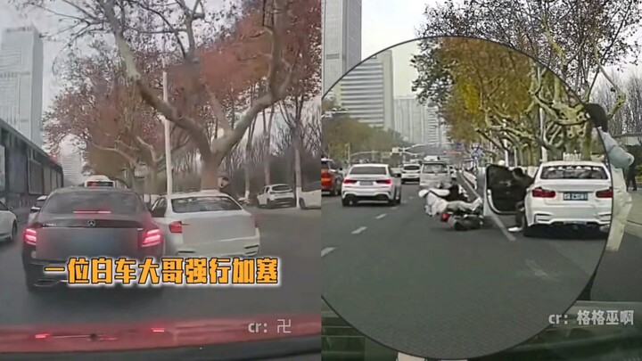 ขับรถคนเดียวได้ไร้มารยาทขนาดนี้เลยเหรอ? แทรกเลน ชูนิ้วกลางใส่ ขับปาดหน้า สุดท้ายเปิดประตูยังไปชนจักร