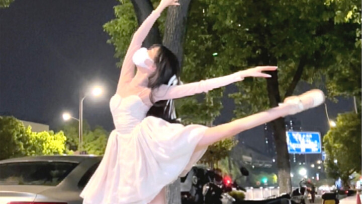 女子贵自立 路灯下舞