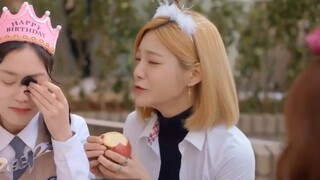 Nữ hoàng độc đoán, giỏi tán tỉnh quá! Họ hỏi tôi số điện thoại của tôi vào ngày đầu tiên đi học ...