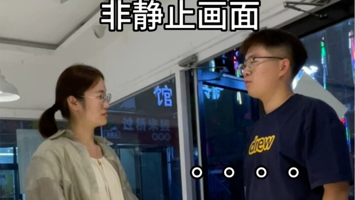 Mua đồ, lúc thanh toán cứ nhìn chằm chằm vào chủ quán mà không nói gì.