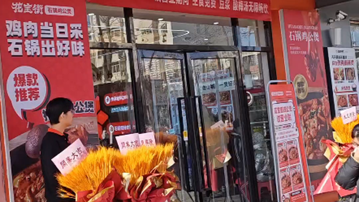 Let’s go out for a meal—there’s a food reviewer causing a scene at the restaurant!