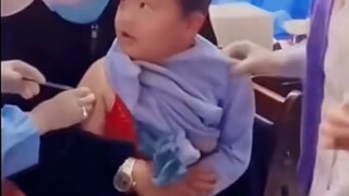 الطفل: سأتكفّل بكل تكاليف الحقن في الخلف