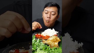 makan lalapan daun kelor mentah ikan asin sambal pedas