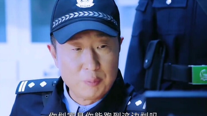 熊孩子故意损坏商场柜子还装病，老民警一招制敌