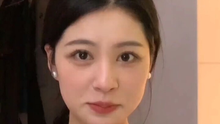 แท็กสาวสวยคนหนึ่งมาให้ฉันดูหน่อย อยากเรียนรู้วิธีการแต่งตัวบ้าง