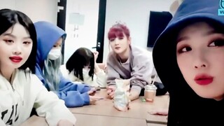 سلوك مُحيّر من عضوة فرقة فتيات؟ يه شو هوا تُسقط الطاولة خلال البث المباشر؟