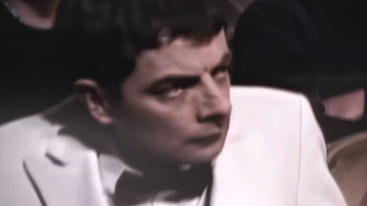 Orang Lain Menerima Penghargaan vs Rowan Atkinson Menerima Penghargaan