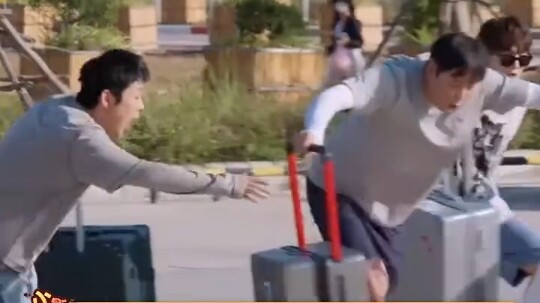Huang Zitao, you big blabbermouth, just casually let slip that Lu Han will be filming “Five Harmons”